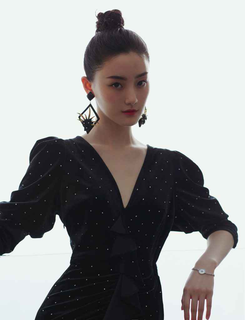 张乔耳浅笑温婉，活动现场优雅气质动人心魄