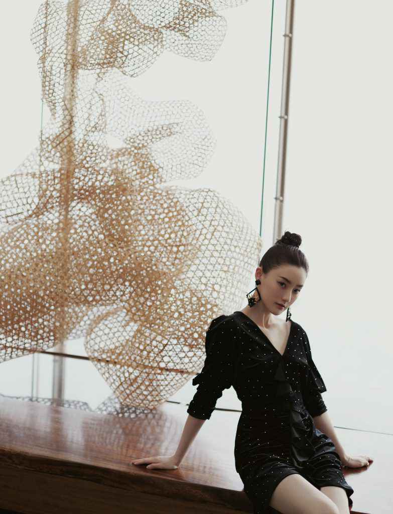 张乔耳浅笑温婉，活动现场优雅气质动人心魄