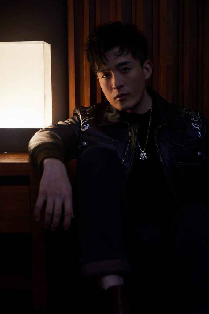 孙艺洲悲惨“被化妆” 一头雾水表情可爱