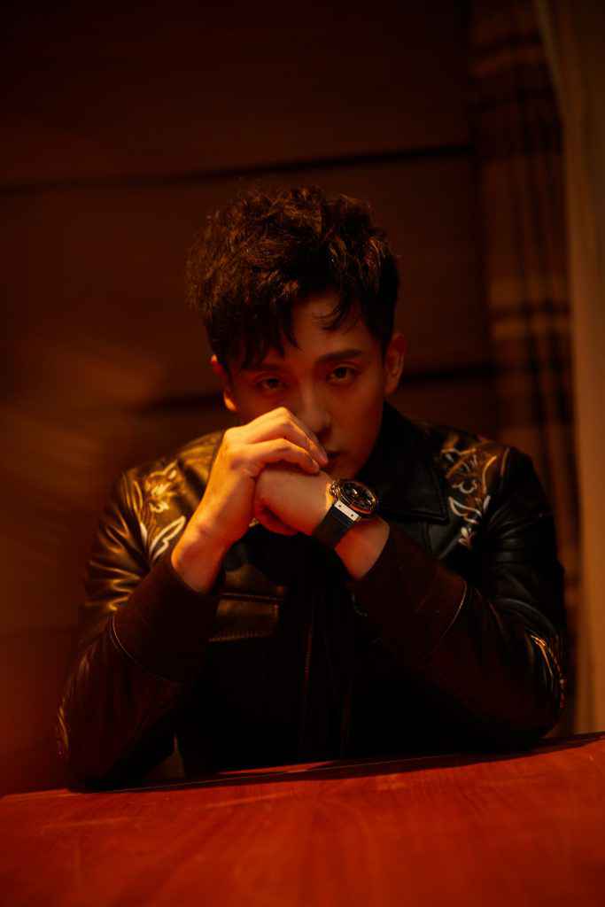 孙艺洲悲惨“被化妆” 一头雾水表情可爱