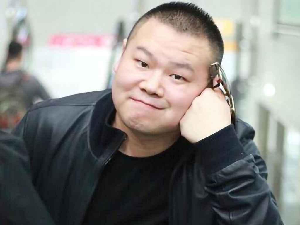 女子站街痛斥德云社,郭德纲为何不回应?网友:没文化真可怕