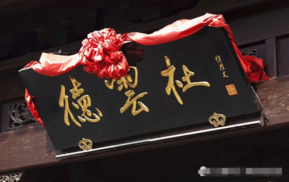 为德云社纠错表示欢迎,可你暴跳如雷的表演过于夸张,蹭热度罢了