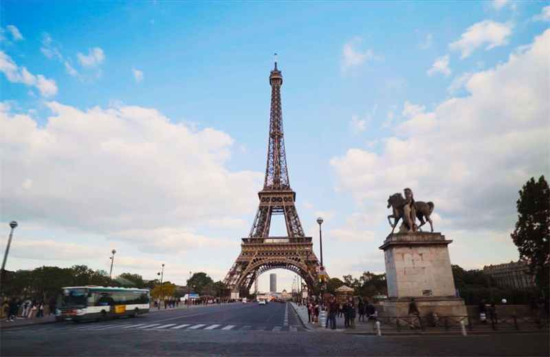 《周游记》：周杰伦、萧敬腾随性巴黎游，周董魔术太亮眼