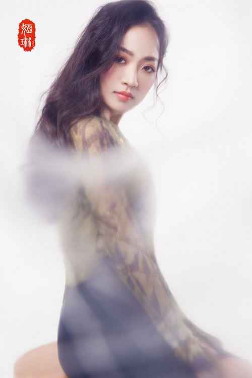 娅琳新作《月圆的时候我在想你》 浓浓相思绕心头