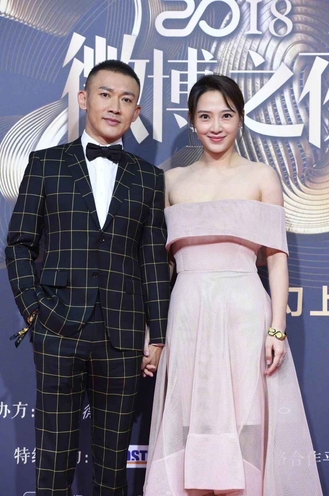 聂远携妻罕见亮相,秦子越穿礼服裙确实低调,靠十指紧扣提气场