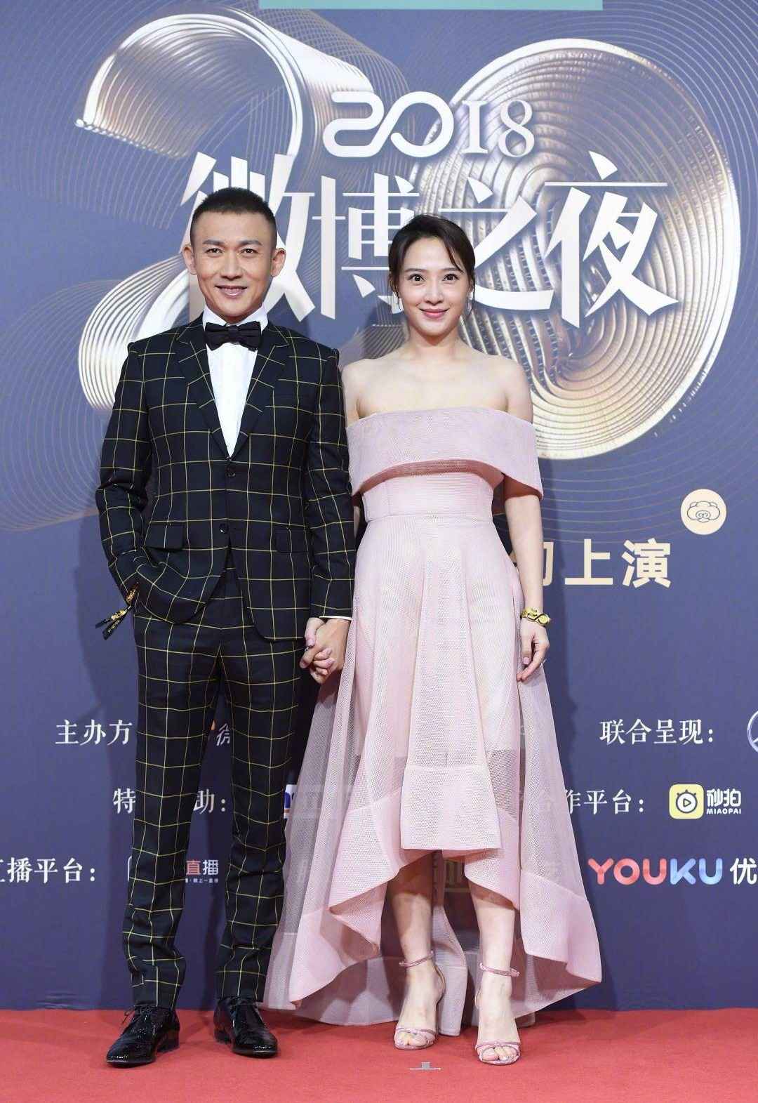 聂远携妻罕见亮相,秦子越穿礼服裙确实低调,靠十指紧扣提气场