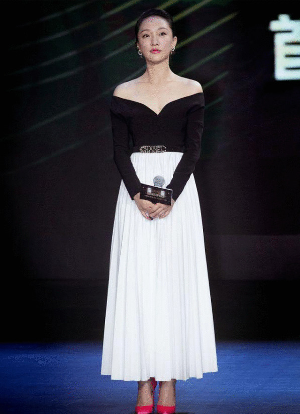 聂远携妻罕见亮相,秦子越穿礼服裙确实低调,靠十指紧扣提气场