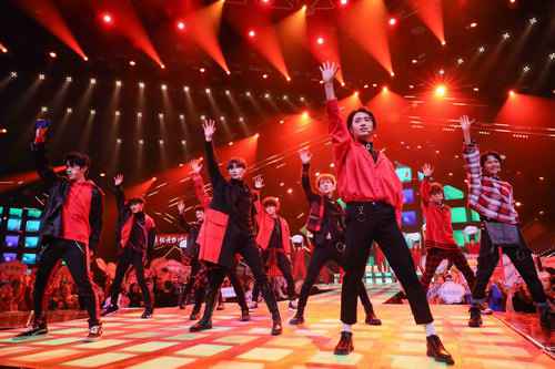 ZERO-G梦想男团登央视网络春晚 和撒贝宁同台热舞(图文)