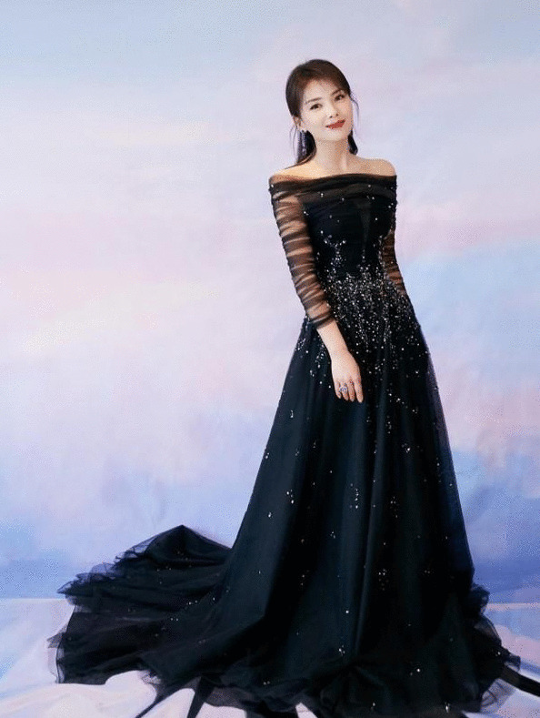 聂远携妻罕见亮相,秦子越穿礼服裙确实低调,靠十指紧扣提气场