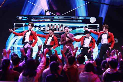 ZERO-G梦想男团登央视网络春晚 和撒贝宁同台热舞(图文)