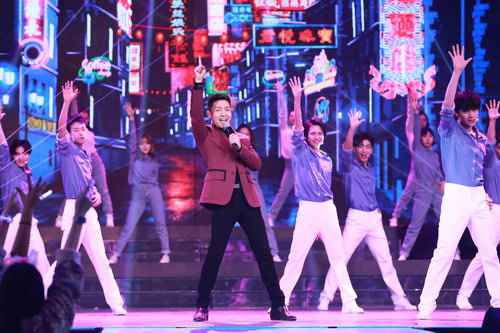 ZERO-G梦想男团登央视网络春晚 和撒贝宁同台热舞(图文)