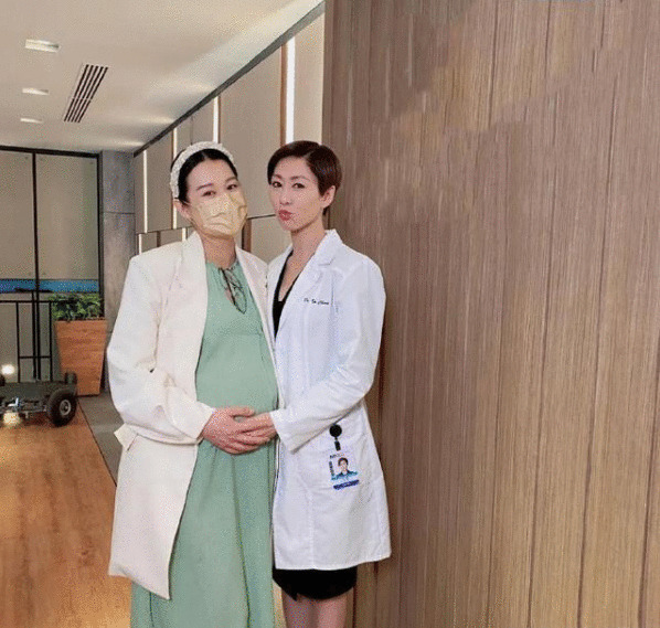 胡杏儿够折腾,挺着大肚探访胡定欣,宽松大衣显狭窄