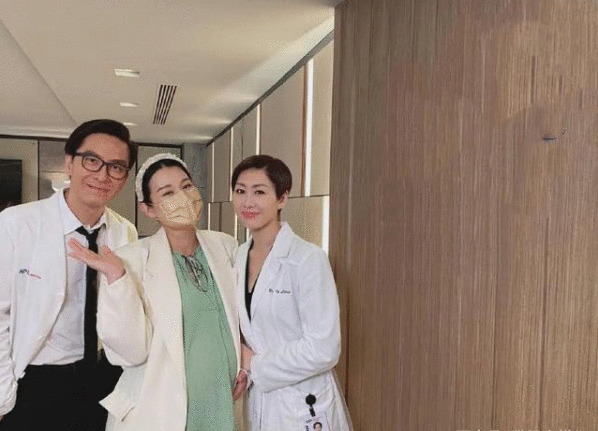 胡杏儿够折腾,挺着大肚探访胡定欣,宽松大衣显狭窄