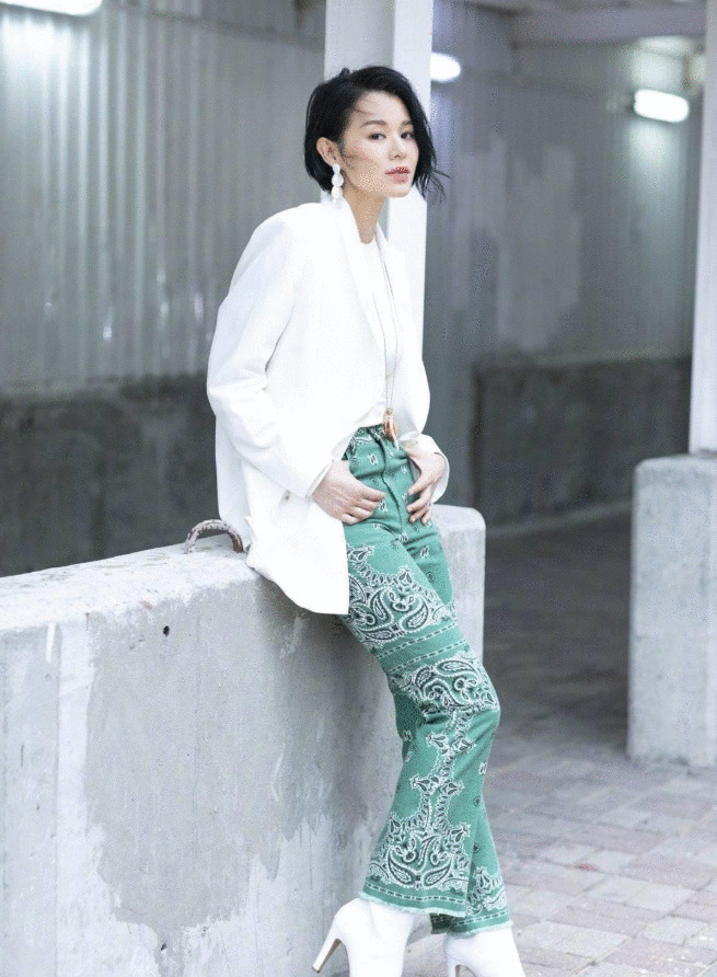 胡杏儿够折腾,挺着大肚探访胡定欣,宽松大衣显狭窄