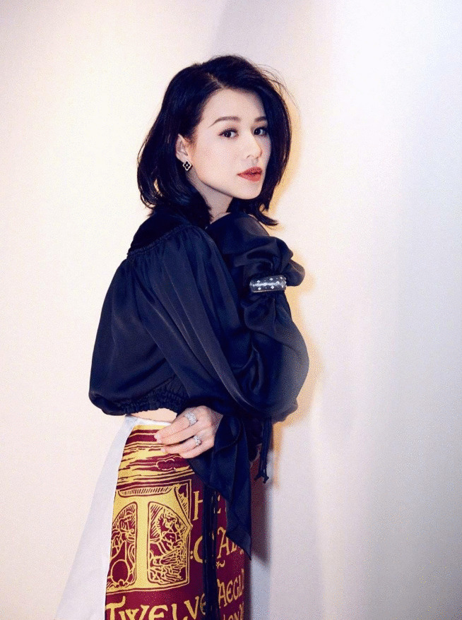 胡杏儿够折腾,挺着大肚探访胡定欣,宽松大衣显狭窄