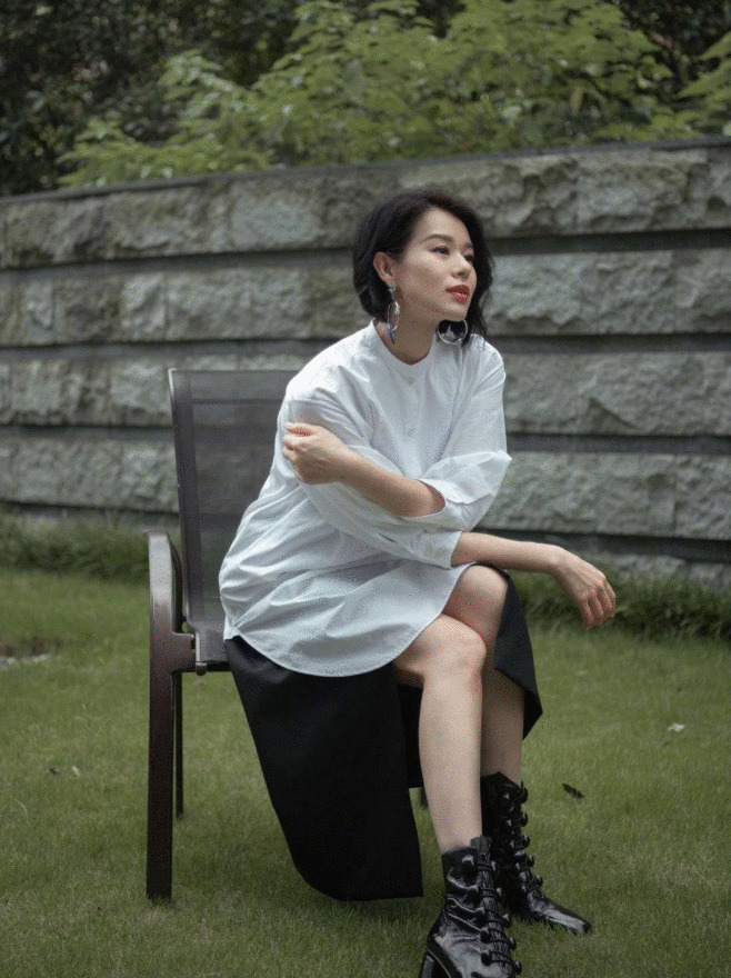 胡杏儿够折腾,挺着大肚探访胡定欣,宽松大衣显狭窄