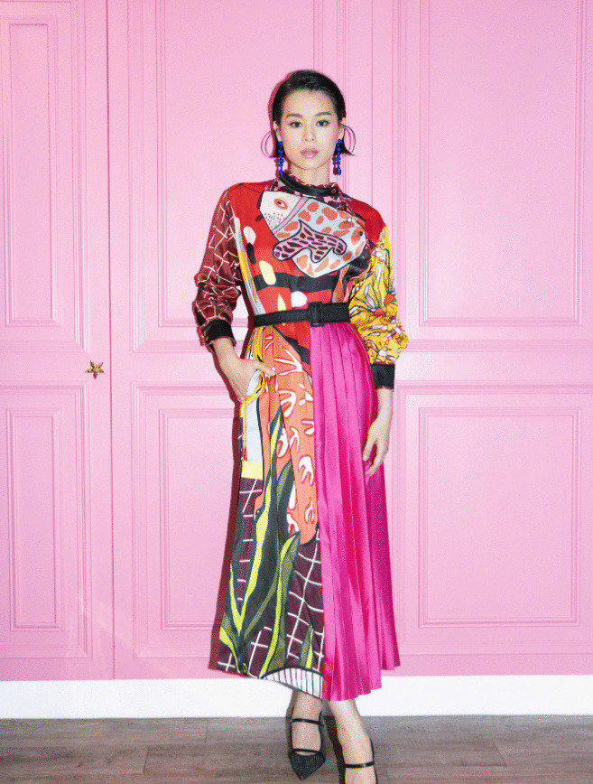 胡杏儿够折腾,挺着大肚探访胡定欣,宽松大衣显狭窄