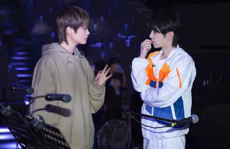 李宇春《歌手》助力华晨宇，时隔十五年重返超女舞台，引无限感慨