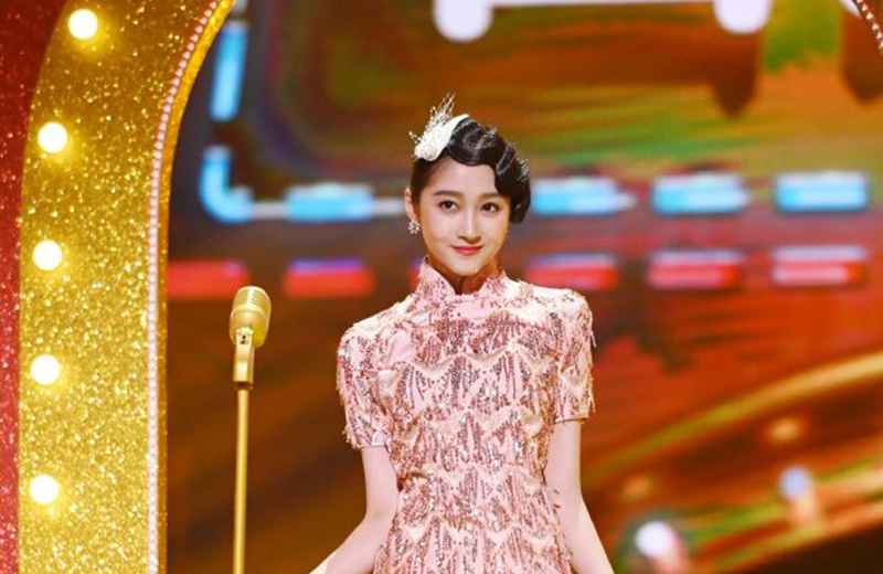 关晓彤《王牌》舞台化身职场精英，网友：国民闺女长大了！