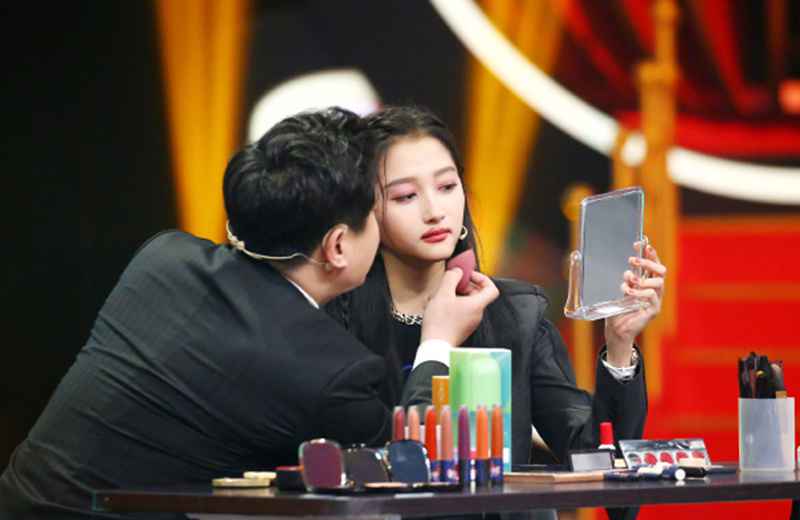 关晓彤《王牌》舞台化身职场精英，网友：国民闺女长大了！