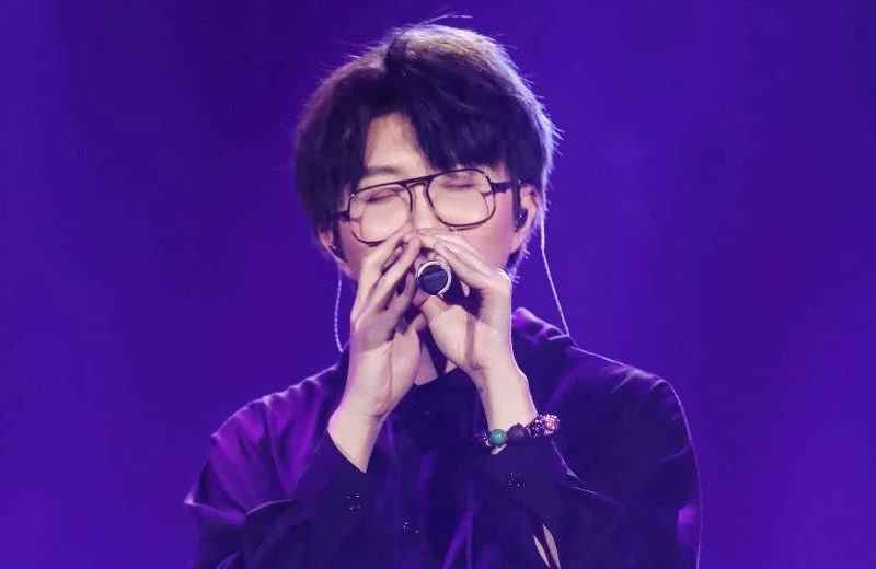 《创3》黄子韬调侃毛不易站姿，与奥斯卡小金人一对比，网友：一模一样