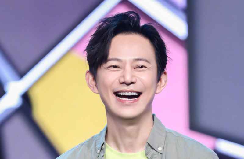 《歌手》总决赛何老师结束语临场发挥救场,网友:不愧是何老师