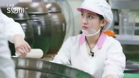 SOMI亲手制作米酒送人，好友BLACKPINK LISA造访录音室指导