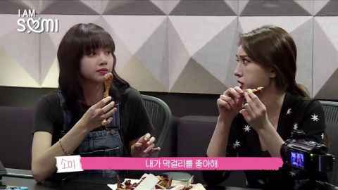 SOMI亲手制作米酒送人，好友BLACKPINK LISA造访录音室指导