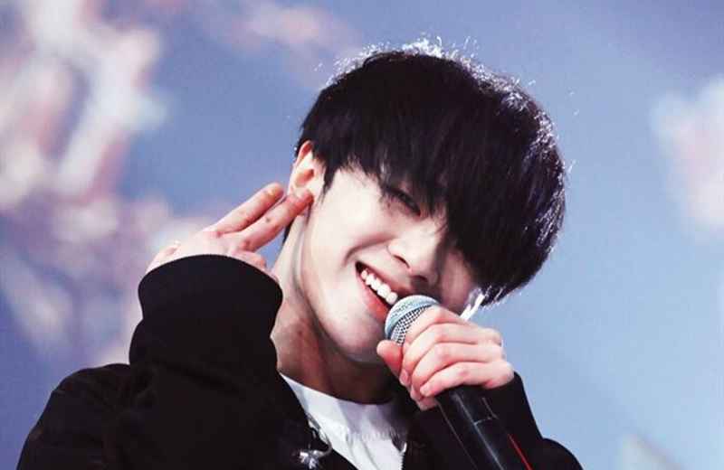 华晨宇一袭红衣领奖,拿到歌王的时候,脸上很开心却不惊讶