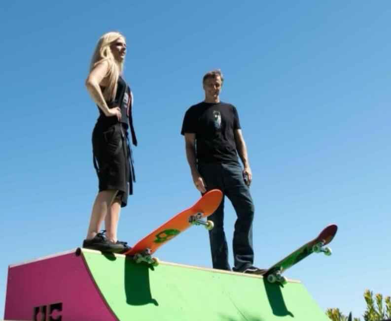 36岁艾薇儿重唱〈Sk8er Boi〉 与滑板选手Tony Hawk同台不老童颜