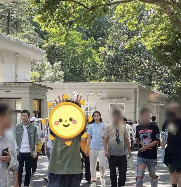 关晓彤素颜照流出 像大爷散步一样挨批