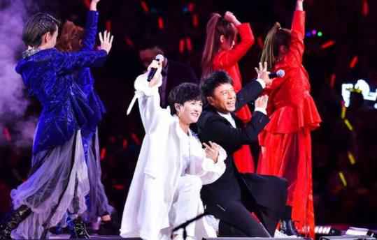 周深李克勤献唱东方卫视跨年 2020火力全开不断前行