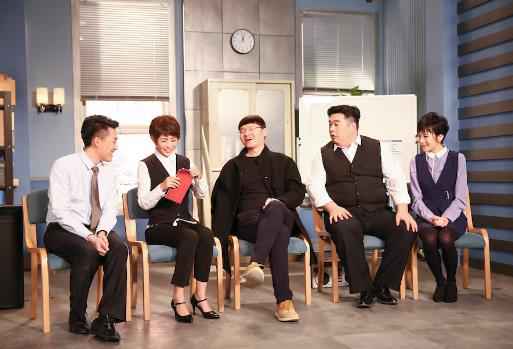马丽《现场秀》展喜剧功底 上演“年终奖大作战”
