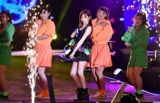 王心凌high翻台中跨年 杨丞琳“丞意”满满 吴青峰演唱超私心曲目