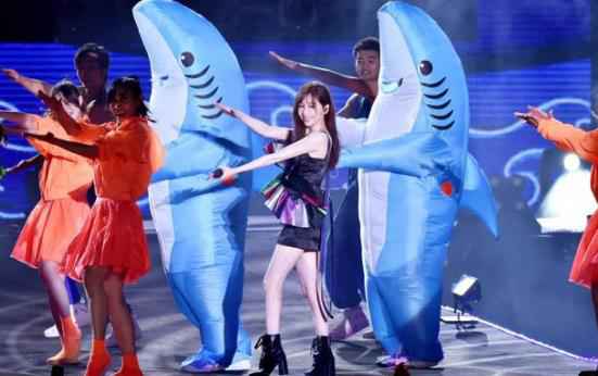 王心凌high翻台中跨年 杨丞琳“丞意”满满 吴青峰演唱超私心曲目