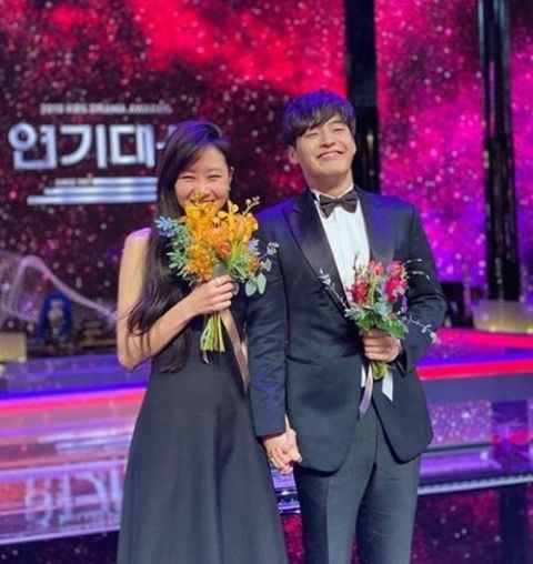 孔晓振与姜河那重现甜蜜瞬间！《山茶花开时》成KBS今年最大赢家