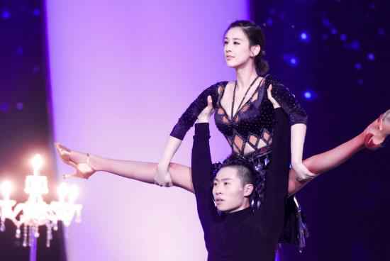 《王牌》黄圣依大秀空中一字马，网友惊艳：没想到她这么会跳舞！