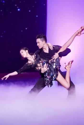 《王牌》黄圣依大秀空中一字马，网友惊艳：没想到她这么会跳舞！