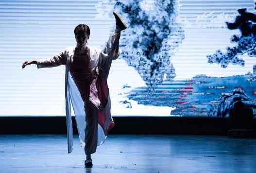 《王牌》黄圣依大秀空中一字马，网友惊艳：没想到她这么会跳舞！