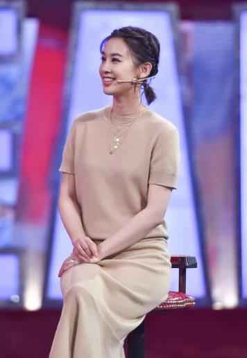 《王牌》黄圣依大秀空中一字马，网友惊艳：没想到她这么会跳舞！