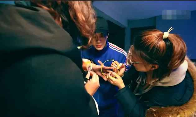 王嘉尔录节目手流血 敬业赶拍称“乱贴就好”