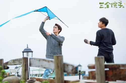 林更新在《三个院子》放风筝 被朱桢调侃“像三岁的孩子”！