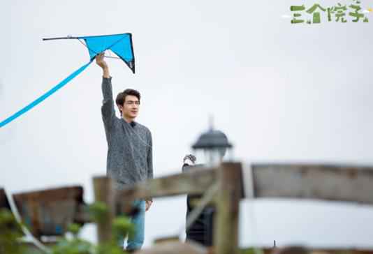 林更新在《三个院子》放风筝 被朱桢调侃“像三岁的孩子”！