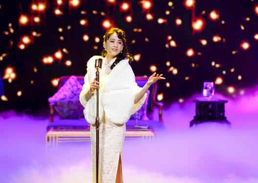 黄圣依《演员的诞生》穿粉色高叉旗袍现窈窕身材