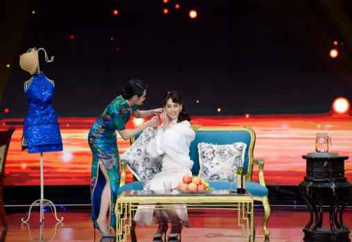 黄圣依《演员的诞生》穿粉色高叉旗袍现窈窕身材