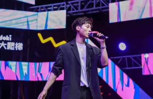 高嘉朗亮相夏日音乐会 全场合唱新歌《I Need You》