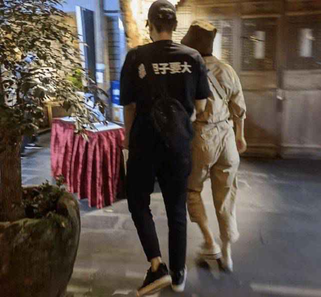 网友偶遇高圆圆赵又廷在成都逛街 亲密挽手好甜蜜