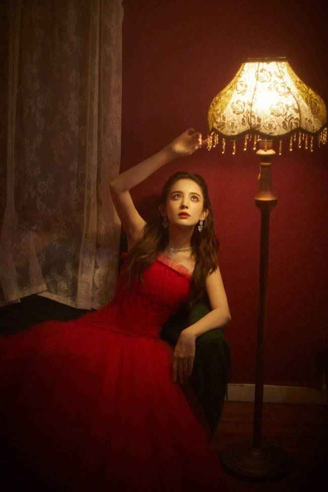 港风美人！娜扎穿抹胸红裙拿玫瑰 明媚动人