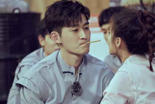 《勇敢的世界》明日播出，张翰、杜江挑战高难度俯卧撑（图集）