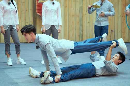 《勇敢的世界》明日播出，张翰、杜江挑战高难度俯卧撑（图集）